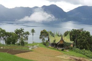 Pemandangan Danau Maninjau Sumatera Barat  