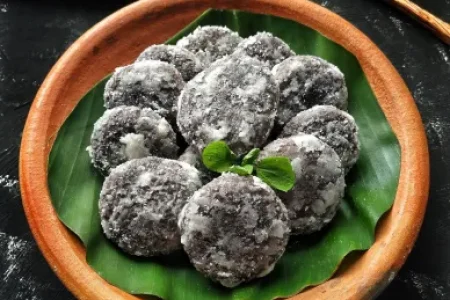 PINDIK HITAM PAYAKUMBUH, KUIH TRADISIONAL YANG NAMPAK GELAP TAPI SEDAP