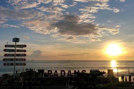 HEALING SAMBIL LAYAN SUNSET CANTIK DI PANTAI PADANG