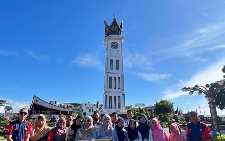 Jelajahi keindahan budaya dan alam Ranah Minang! Dari gahnya Istana Pagaruyung, megahnya Jam Gadang, hingga panorama memukau Ngarai Sianok dan Tasik Maninjau (Kelok 44). Tempat yang sangat best untuk healing, shopping, dan menikmati hidangan Padang/Minangkabau yang Halal dan lazat! Sesuai untuk percutian keluarga/rombongan dari Malaysia & Singapura.