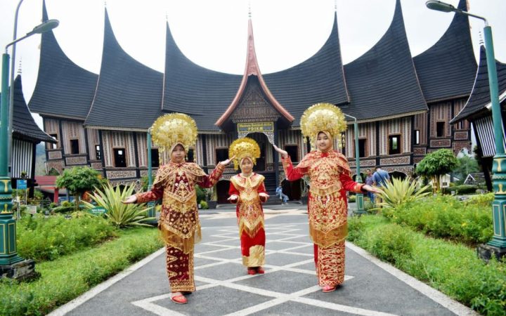 padang rumah gadang dan tarian