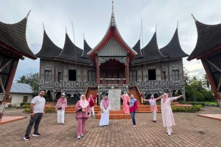rumah gadang dan seseorang
