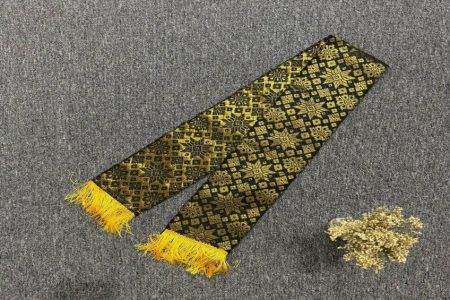 Scarf Songket Khas Minang: Keindahan Tradisi dalam Gaya Masa Kini